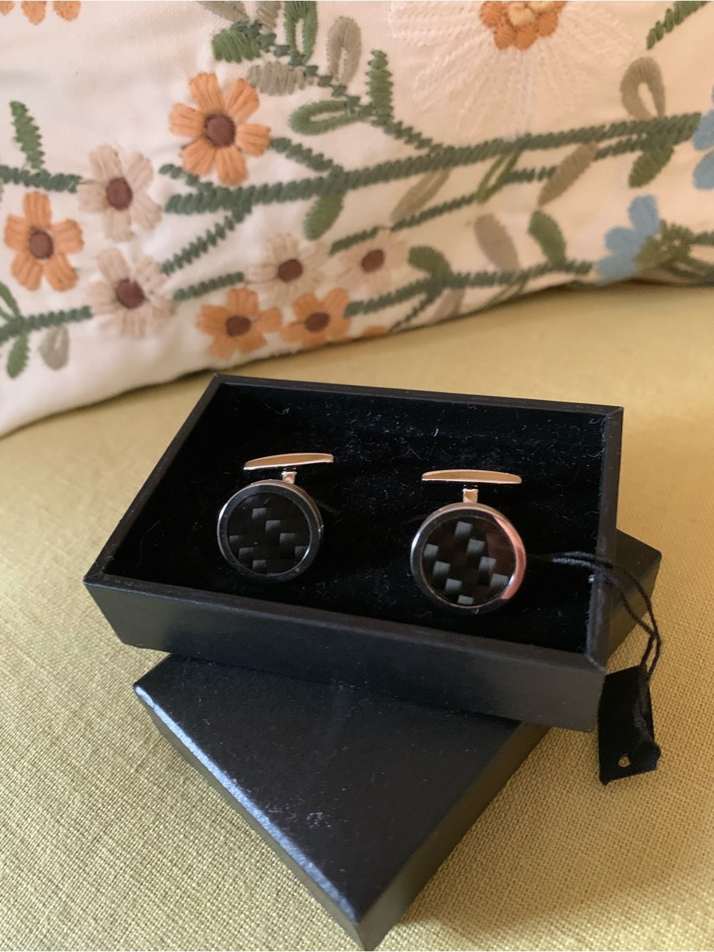 HUGO BOSS Mens Round Black Carbon Fiber Cufflinks with Silver Trim- NEW IN BOX - Picture 5 of 7